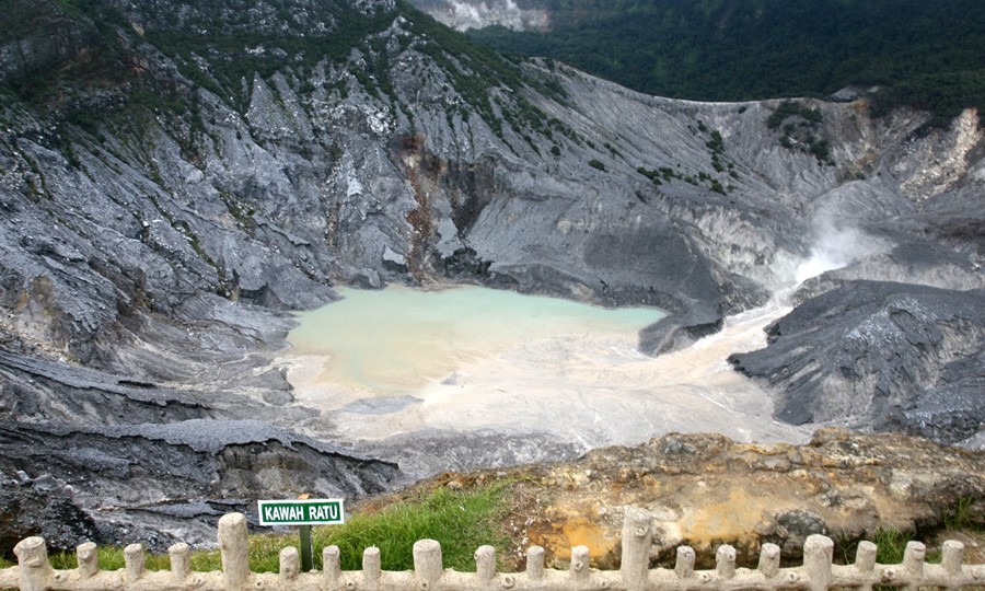Kawah Ratu Tangkuban Perahu Bandung