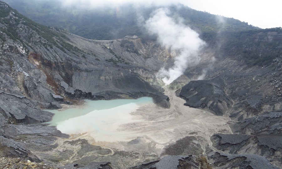 Kepulan Asap Tangkuban Perahu Lembang