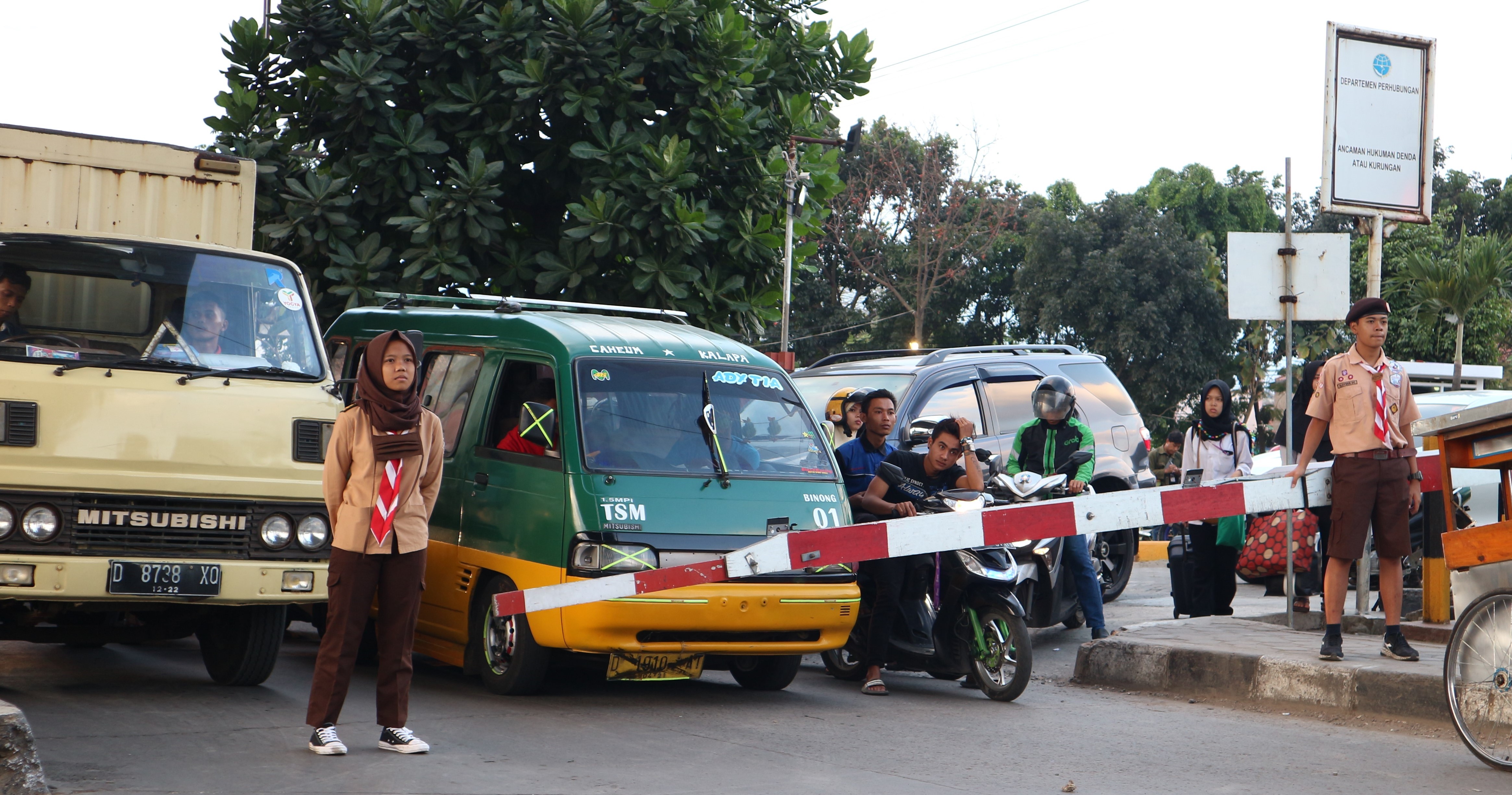 Pramuka Kwarran Kiaracondong Ikut Gatur di Perlintasa Kereta Api