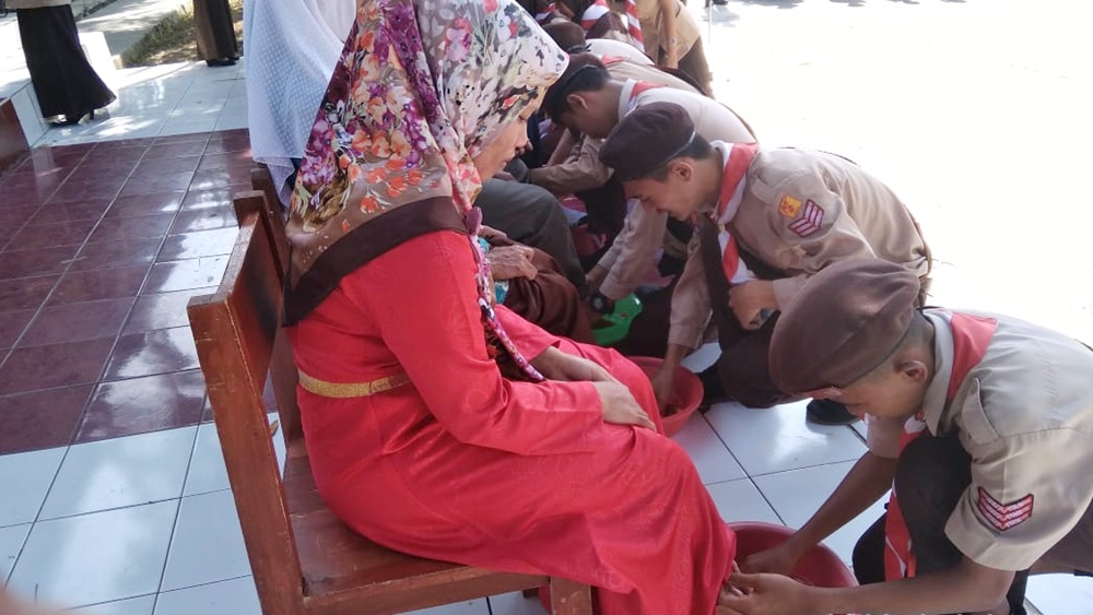 membasuh kaki orang ibu sebelum pelantikan