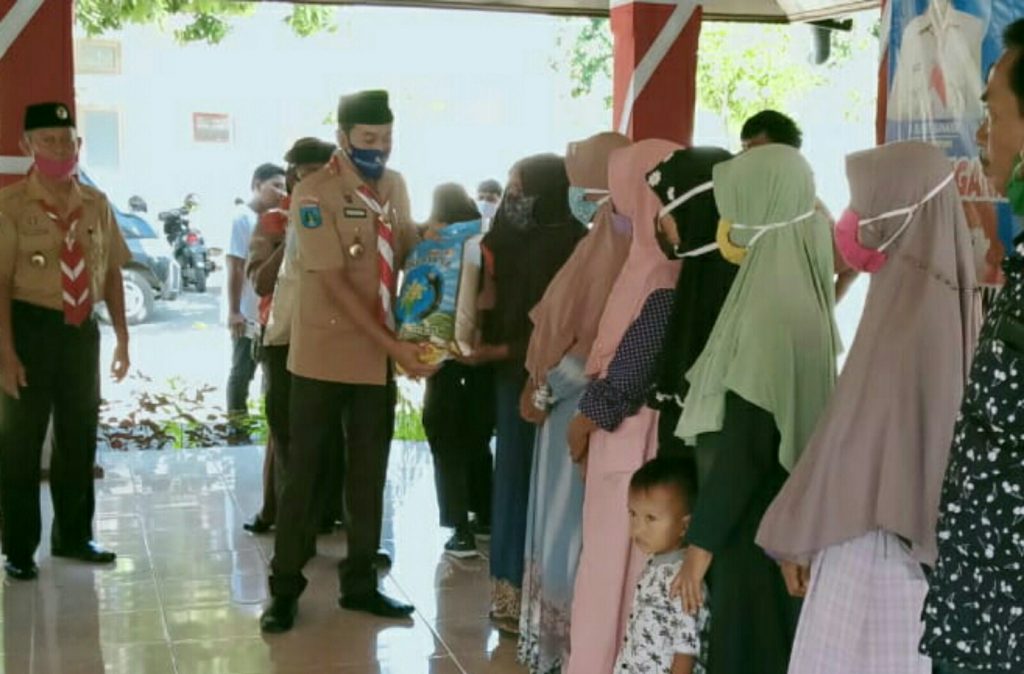 Kwarcab Sampang Salurkan Sembako
