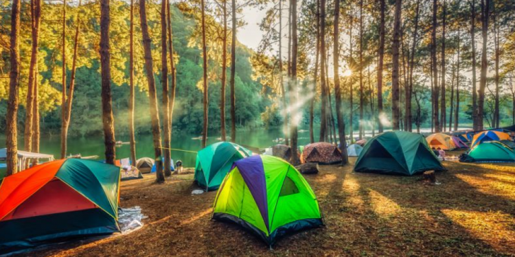 tenda perlengkapan pribadi saat kemah