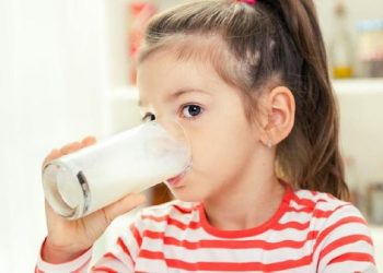 anak cantik minum susu