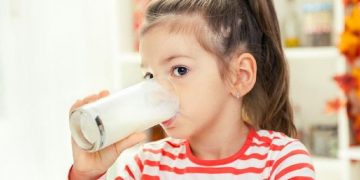 anak cantik minum susu