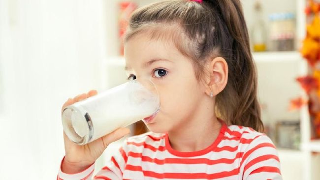 anak cantik minum susu