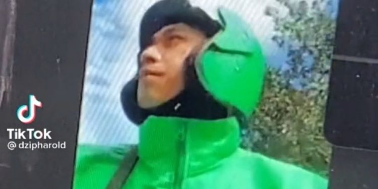 Kuliah Sambil Jadi Ojek Online, Mahasiswa Ini Panen Pujian dari Warganet
