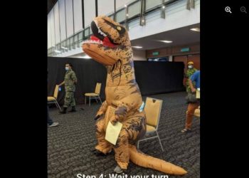 Viral! Lelaki Ini Pakai Kostum Dinosaurus ke Tempat Vaksinasi Covid-19