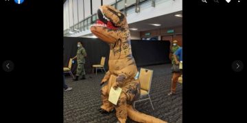 Viral! Lelaki Ini Pakai Kostum Dinosaurus ke Tempat Vaksinasi Covid-19
