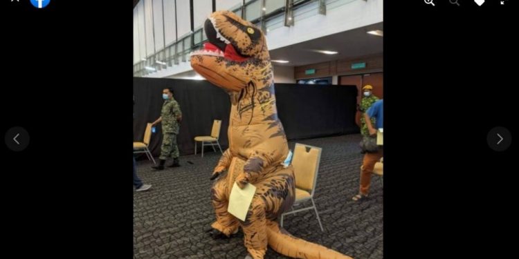 Viral! Lelaki Ini Pakai Kostum Dinosaurus ke Tempat Vaksinasi Covid-19
