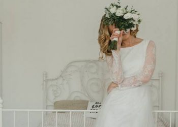 Sudah 70 Tahun Menikah, Kisah Haru Nenek Baru Bisa Pakai Gaun Pengantin Impian