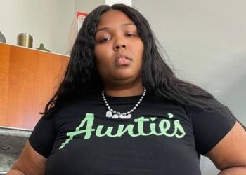 Lizzo Pamer Style Nyentrik Pakai Rambut Hijau, Tas Super Mungilnya Curi Atensi