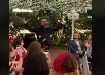 Wow! Bukan Bunga, Pengantin Ini Malah Tabur Uang saat Prosesi Menuju Altar