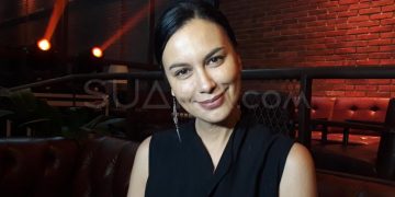Gaya Sophia Latjuba Pakai Rok Mini Disorot, Netizen: ABG Auto Minder