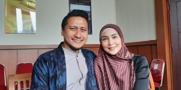 5 Gaya Busana Arie Untung usai Mantap Hijrah, Menawan Pakai Koko hingga Gamis
