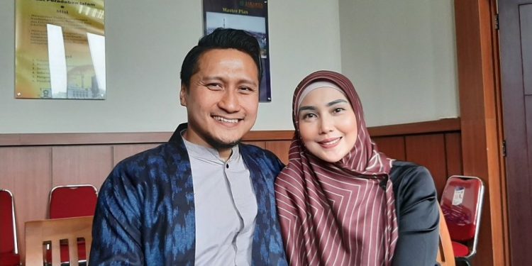 5 Gaya Busana Arie Untung usai Mantap Hijrah, Menawan Pakai Koko hingga Gamis