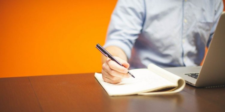 Bukan Cari Muka, Ini 5 Cara Kinerja Anda Diperhatikan Atasan