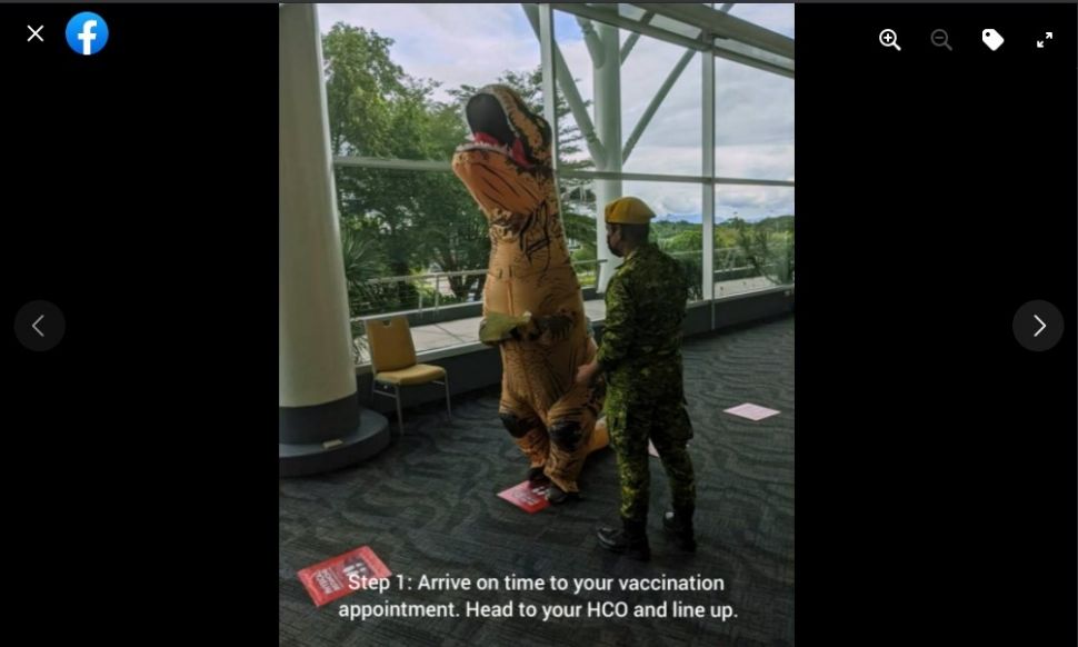 Viral! Lelaki Ini Pakai Kostum Dinosaurus ke Tempat Vaksinasi Covid-19. (Dok: Facebook/Borneo Convention Centre Kuching (BCCK))