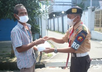 Pramuka Banyumas Berbagi Nasi kepada Warga