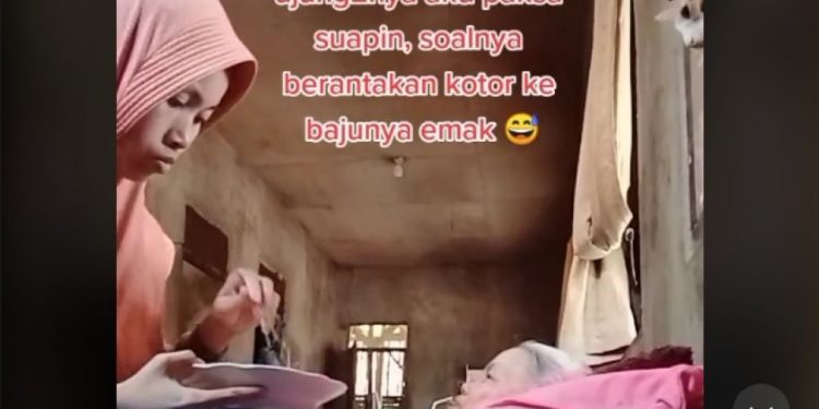 Kisah Pengorbanan Gadis Rawat Ayah-Ibu yang Terbaring Sakit Dapat Pujian Warganet