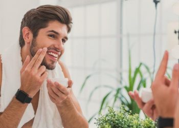 Penggunaan skincare untuk laki-laki (ilustrasi).