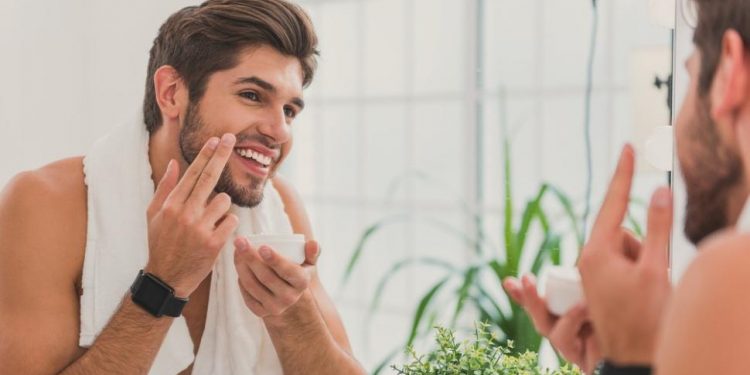 Penggunaan skincare untuk laki-laki (ilustrasi).