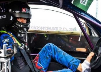 Meski Tak Punya Tangan Lelaki Ini Berhasil Jadi Pembalap Mobil Profesional