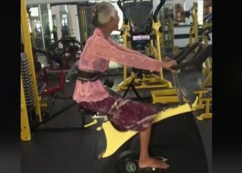 Video Nenek Olahraga di Gym Pakai Kebaya Ini Viral, Warganet: Body Goals!