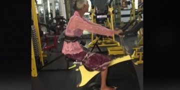 Video Nenek Olahraga di Gym Pakai Kebaya Ini Viral, Warganet: Body Goals!