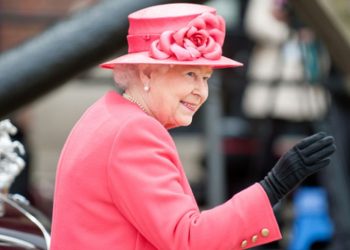 Mendadak Batalkan Kunjungan ke Irlandia, Ratu Elizabeth Terinfeksi Covid-19?