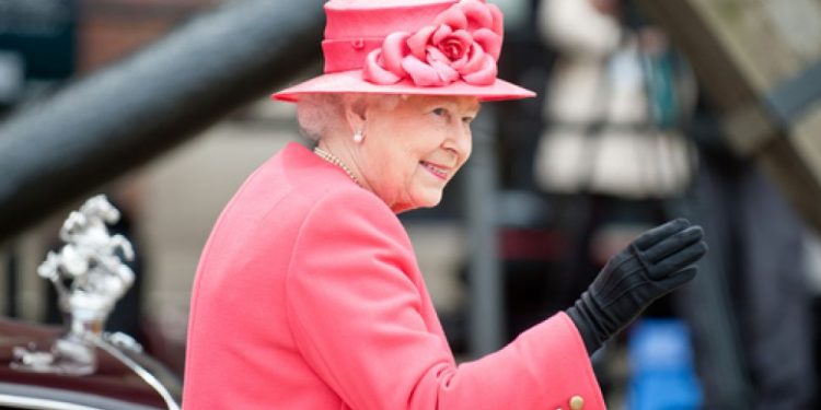 Mendadak Batalkan Kunjungan ke Irlandia, Ratu Elizabeth Terinfeksi Covid-19?