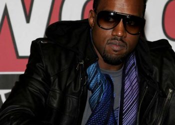 Kanye West Jalan-jalan di Eropa Pakai Masker Nyeleneh, Bentuknya Mirip Alien