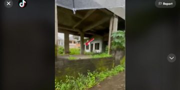 Dapat Villa Tak Ada Akses Mobil, Perempuan Ini Lihat Sosok yang Bikin Merinding