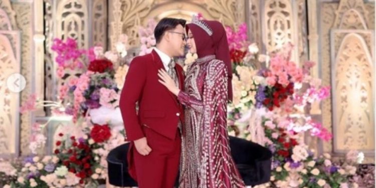 Momen Kue Pernikahan Danang DA Ambruk saat Dipotong, Warganet Soroti Hal Ini