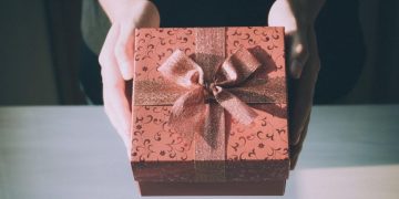 Wanita Ini Beri Kado Hari Ibu ke Calon Mertua, Malah Dapat Respons Menyakitkan