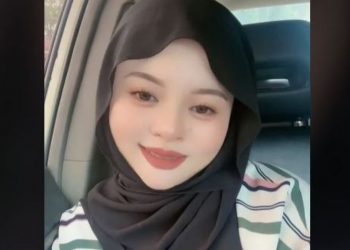 Tetap awet muda setelah melahirkan 7 orang anak.