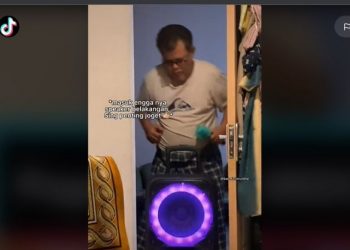 Mambangunkan anak sahur menggunakan speaker dan mic.