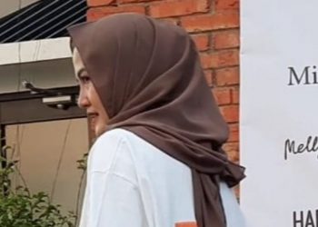 Kolaborasi membuat kaos dengan brand lokal.