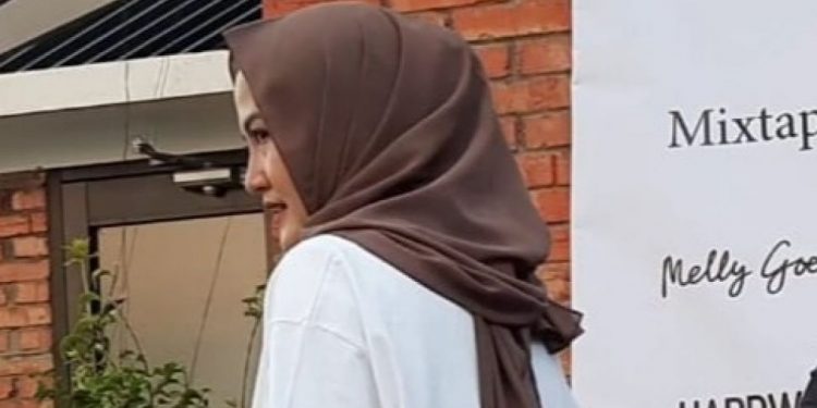 Kolaborasi membuat kaos dengan brand lokal.