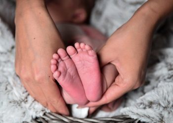 Mengecat kuku bayi usai melahirkan.