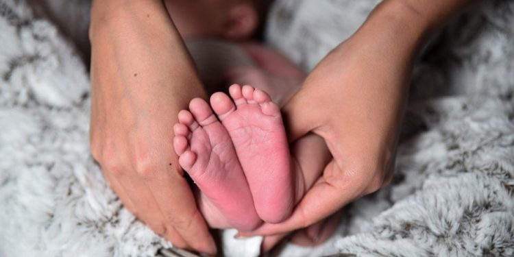 Mengecat kuku bayi usai melahirkan.