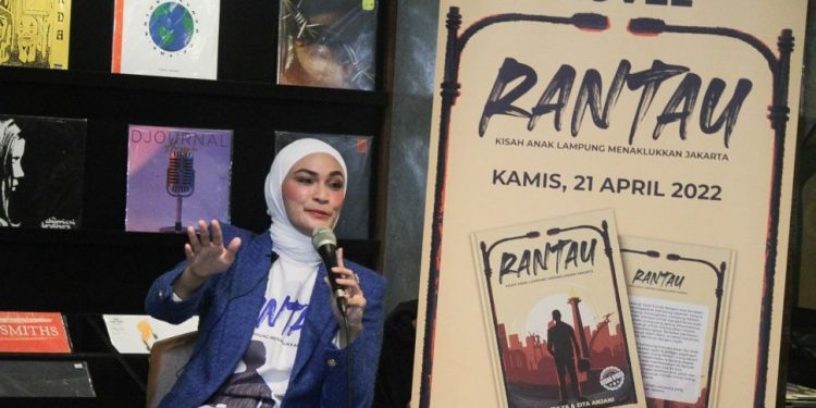 Kolaborasi kakak beradik membuat novel.