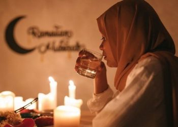 Membangunkan masyarakat sahur.