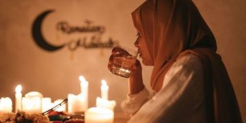 Membangunkan masyarakat sahur.