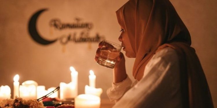 Membangunkan masyarakat sahur.