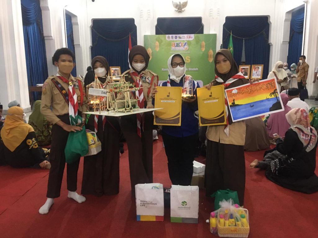 Lomba kaligrafi dan miniatu masjid.