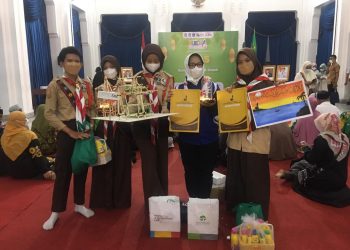 Lomba kaligrafi dan miniatu masjid.