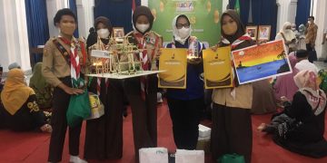 Lomba kaligrafi dan miniatu masjid.