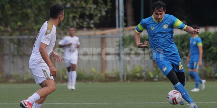Ban kapten Darius Sinathrya.