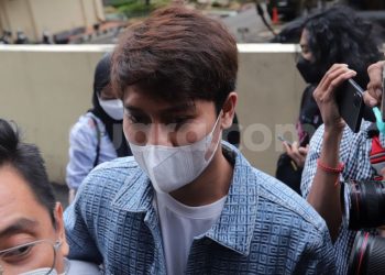 Gaya busana Rizki Billar juga tak mau kalah dari sang istri.