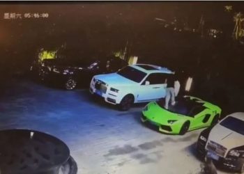 Lelaki mabuk menginjak mobil mewah.